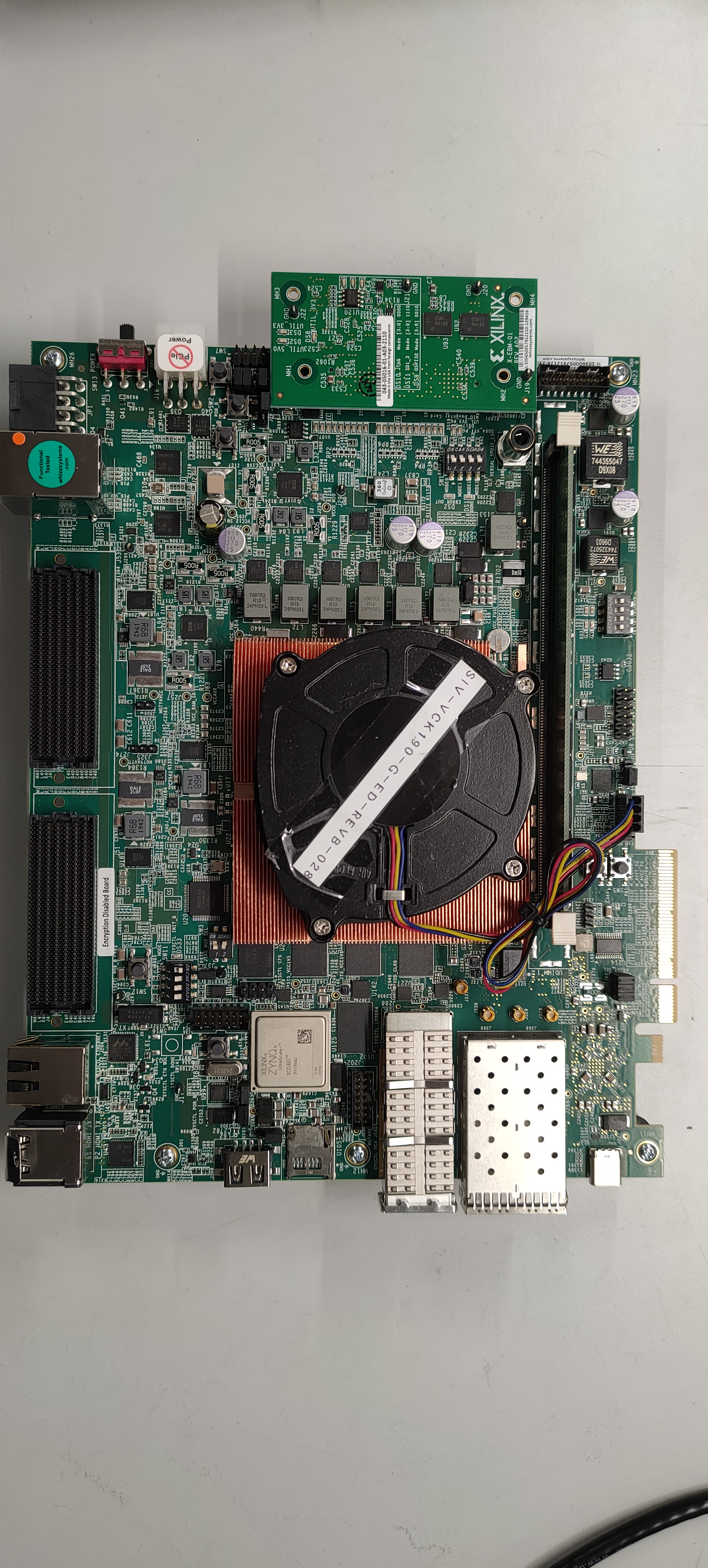 ../../../../_images/vck190_production_board_QSPI_daughter_card.jpg